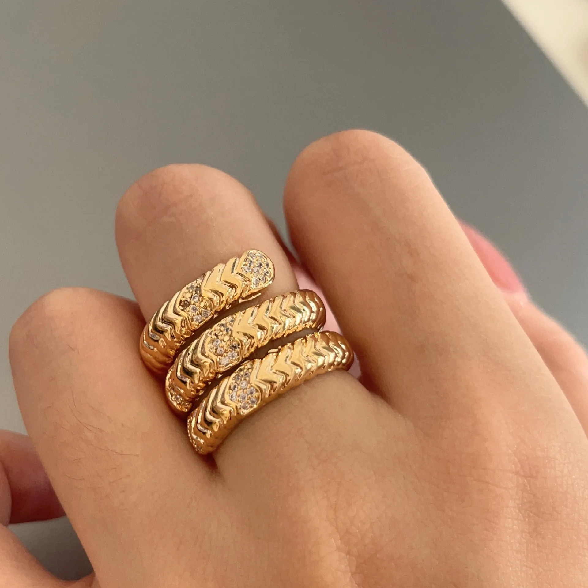 Роскошные ювелирные изделия 18K Позолоченные Модные из нержавеющей стали не тускнеющие винтажные шины узор три слоя зеленый циркон обнять кольцо цвета