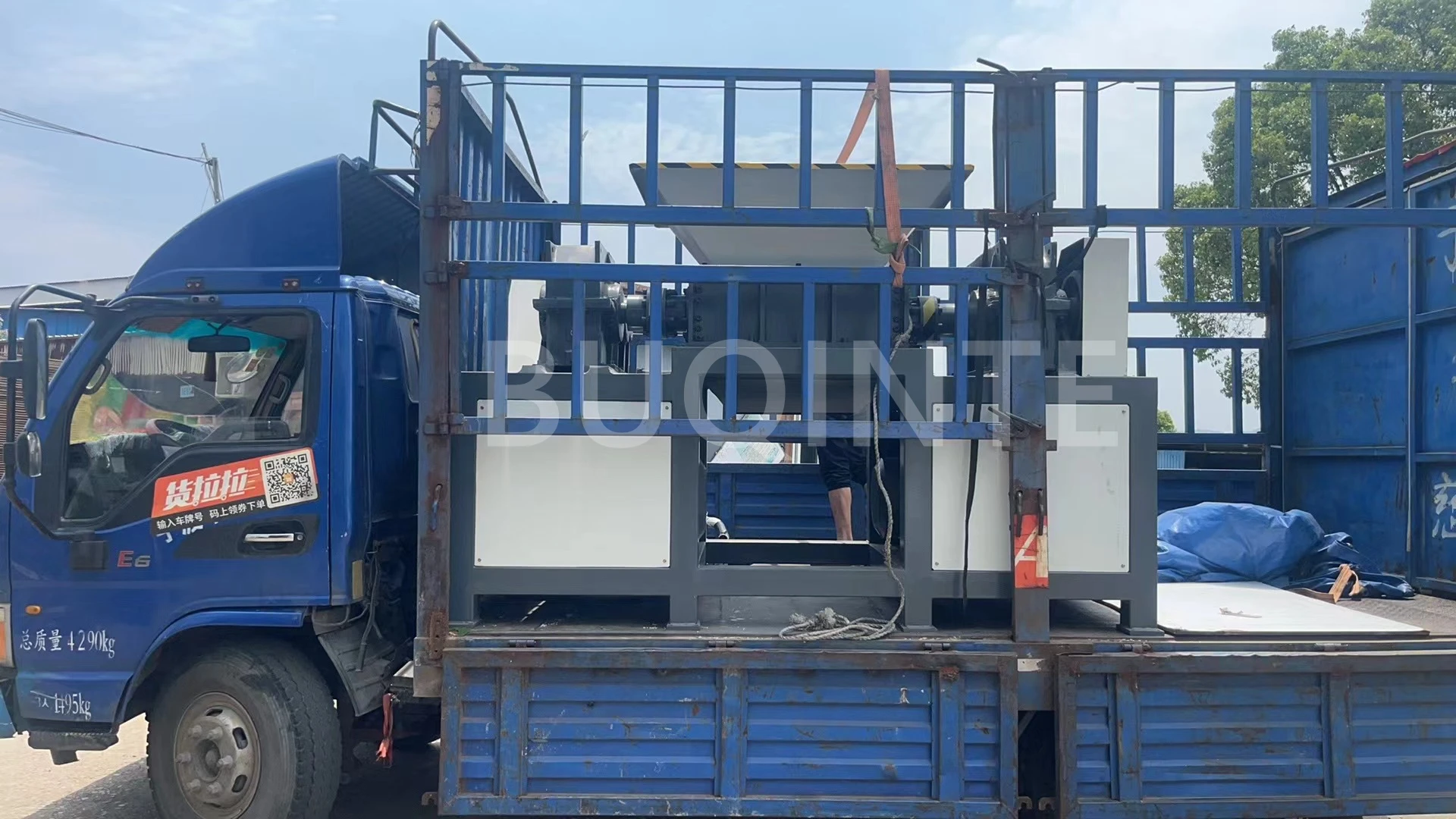 1000-2000kgh Double shaft large tyre shredder machine engine plastic crushing shredder machine for sale
