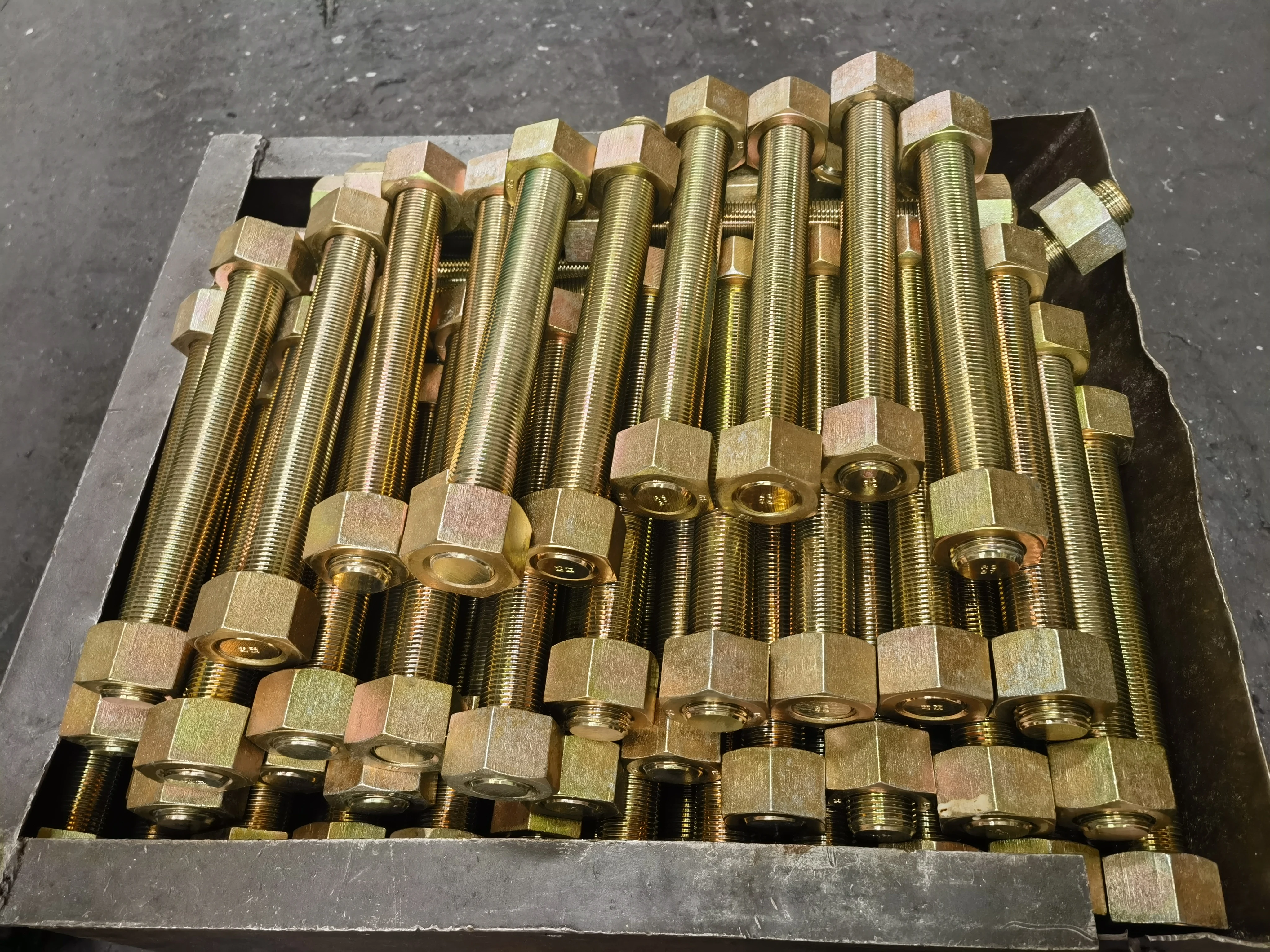 High Strength ASTM  A320 Grade  B8  B8T  B8M L7 L43 Alloy Steel/Stainless Steel Stud Bolt Set stud bolts with nuts and washers