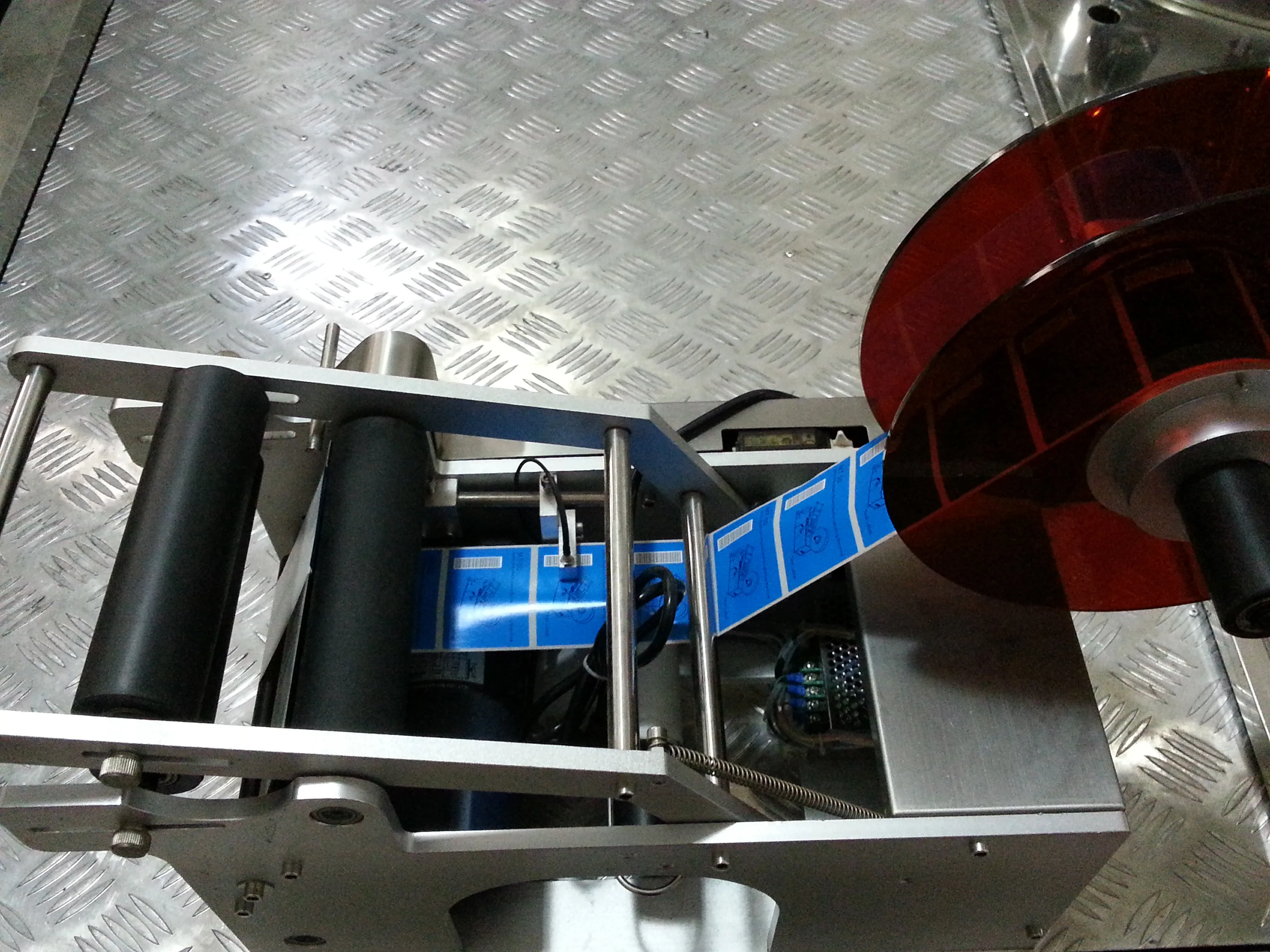 Semi automatic manual small round can water bottle labeling machine