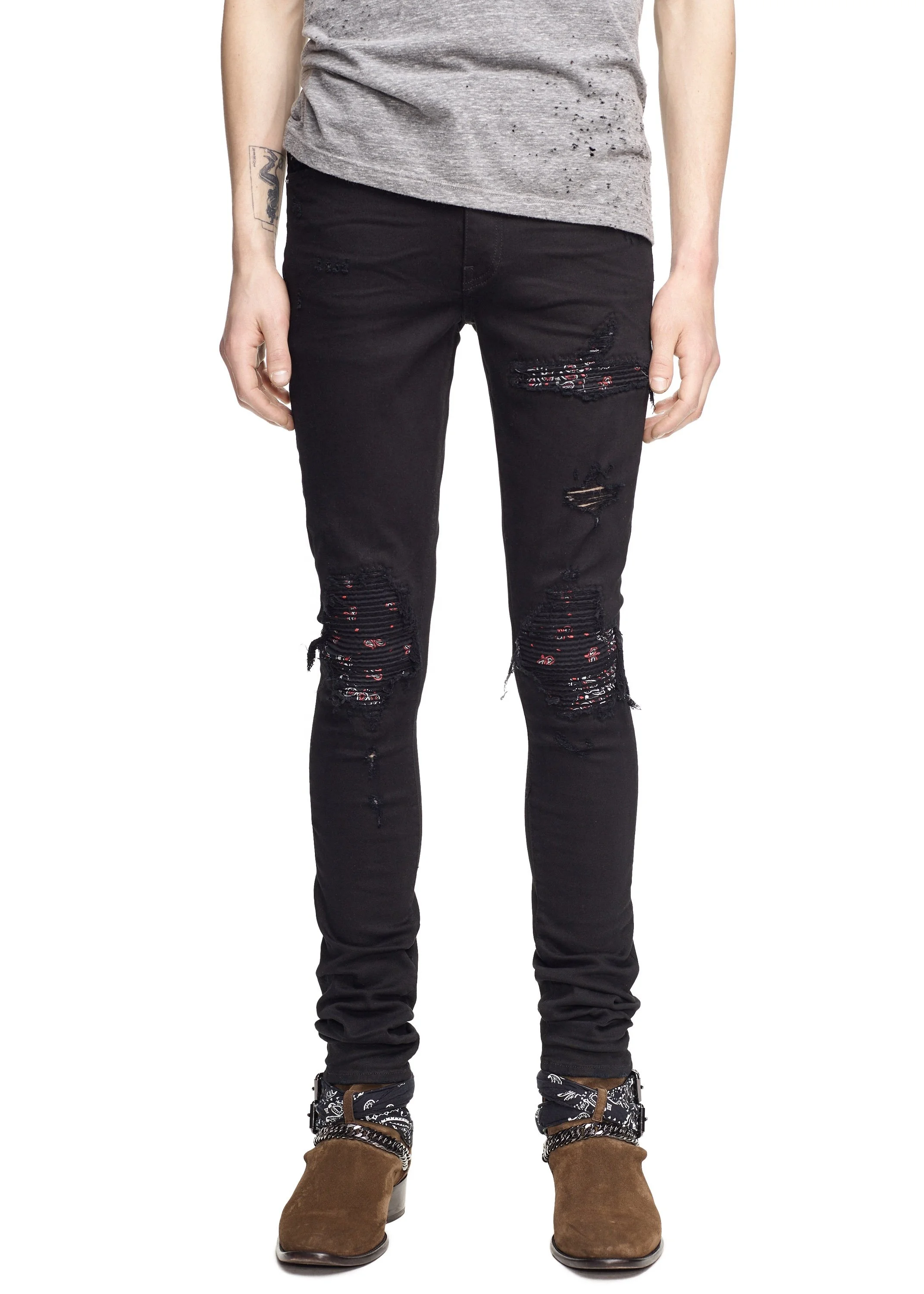 Винтажная бандана на коленях