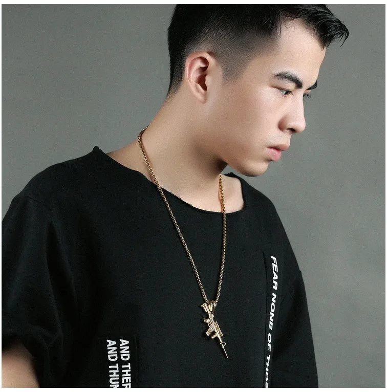 2023 European and American military lovers necklace jewelry fashion titanium steel submachine gun pendant necklace for men