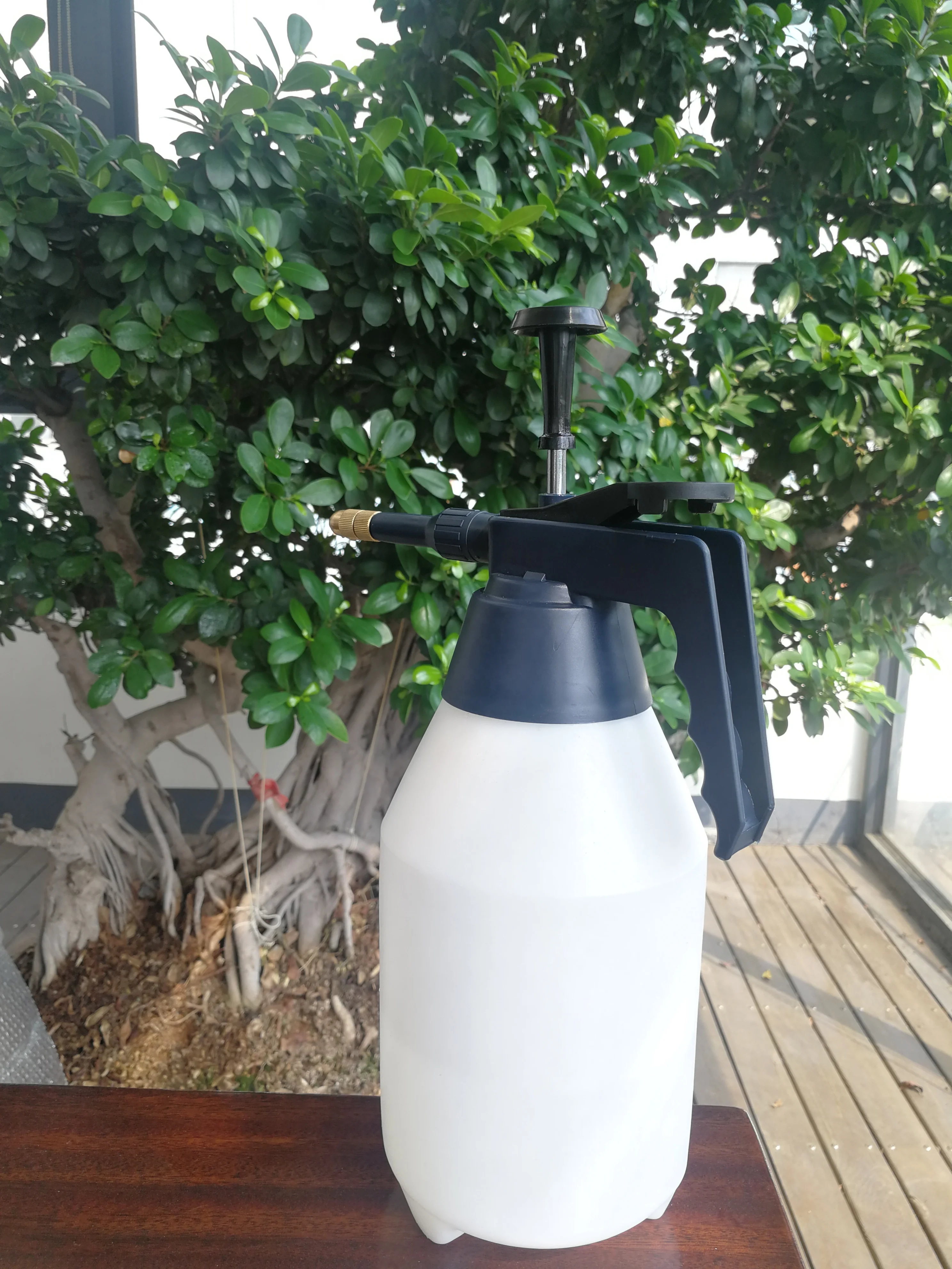 1.5L watering pot Handheld Large Pressure Pump Sprayer