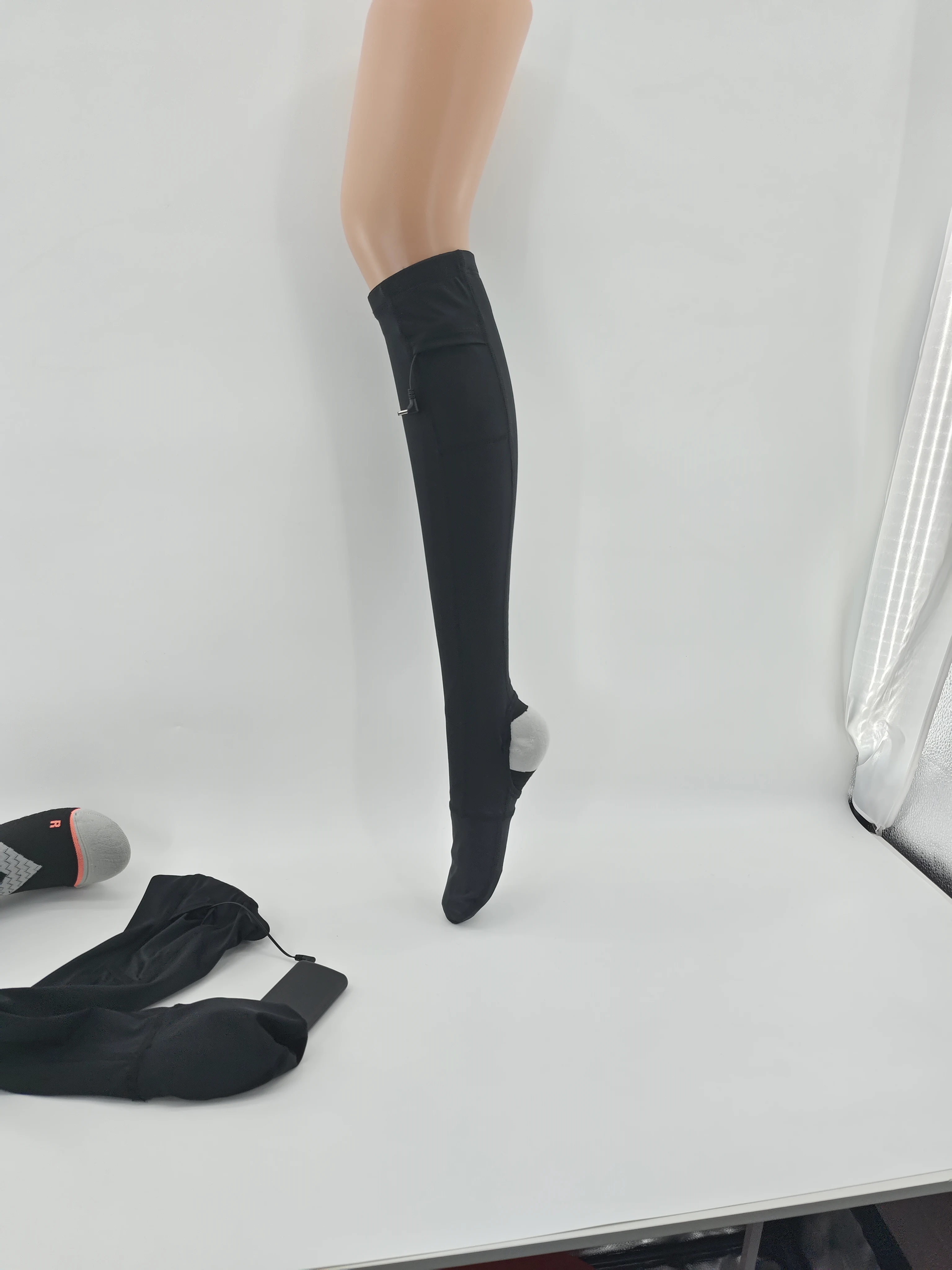 New type app control winter battery electrical heating heated socks for men