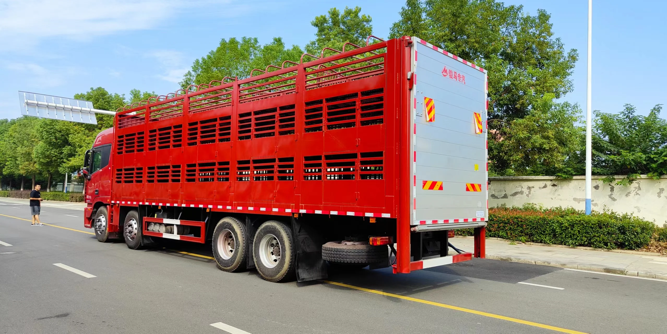 High Quality Heavy Duty 8x4 Three-Layer 30 Tons Truck For Transporting Large Pigs And Piglets Of Various Animals Truck