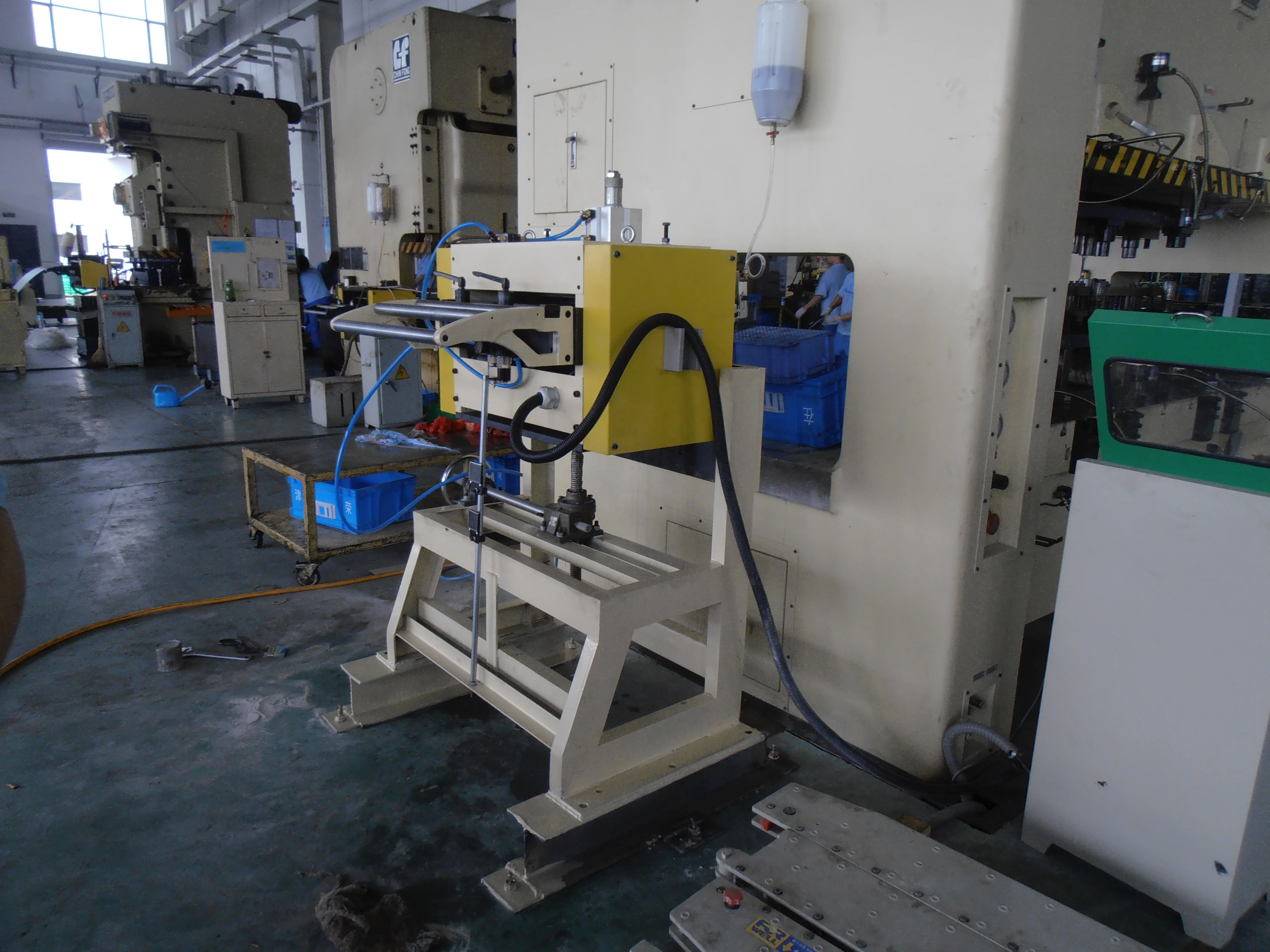 Automatic coil feeder for stamping line servo feeder equipement in metal ceiling production line