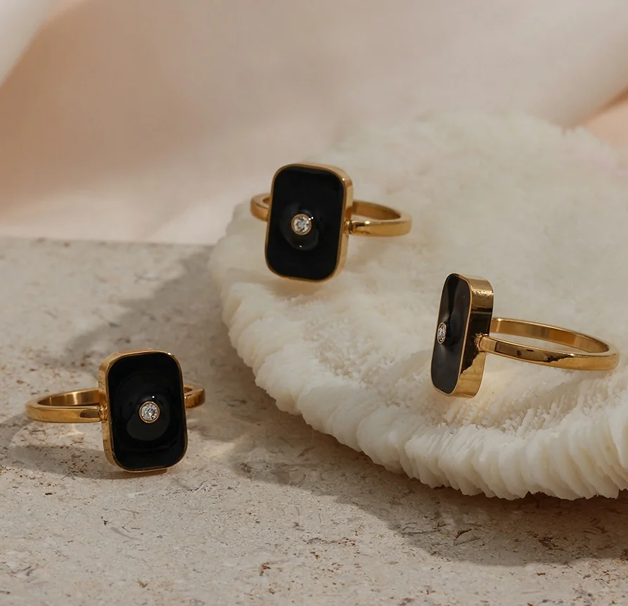 Забавное кольцо из нержавеющей стали с черной эмалью и инкрустированными бриллиантами