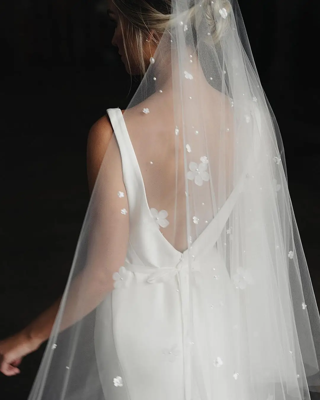 A floral veiled wedding 3d flowers pearls beaded  trimmings one layer bridal veil with comb