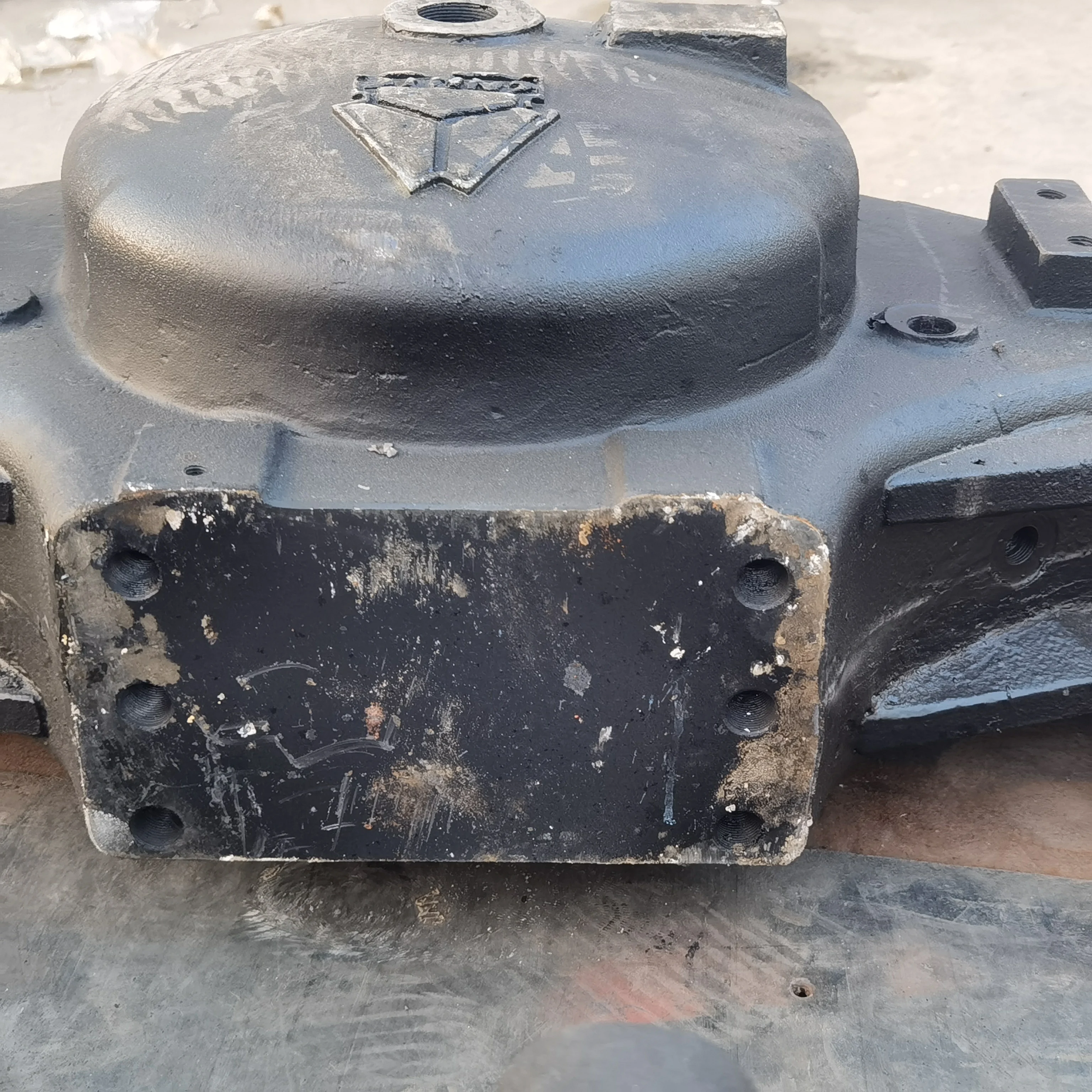 AZ7121330940 High quality factory direct sales sinotruk howo truck spare parts rear axle housing