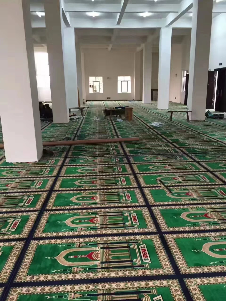 Wilton Comfortable Non-Slip Prayer Mat Easy to Clean Washable Mosque Carpet Jute and Polypropylene Machine Made for Home Use