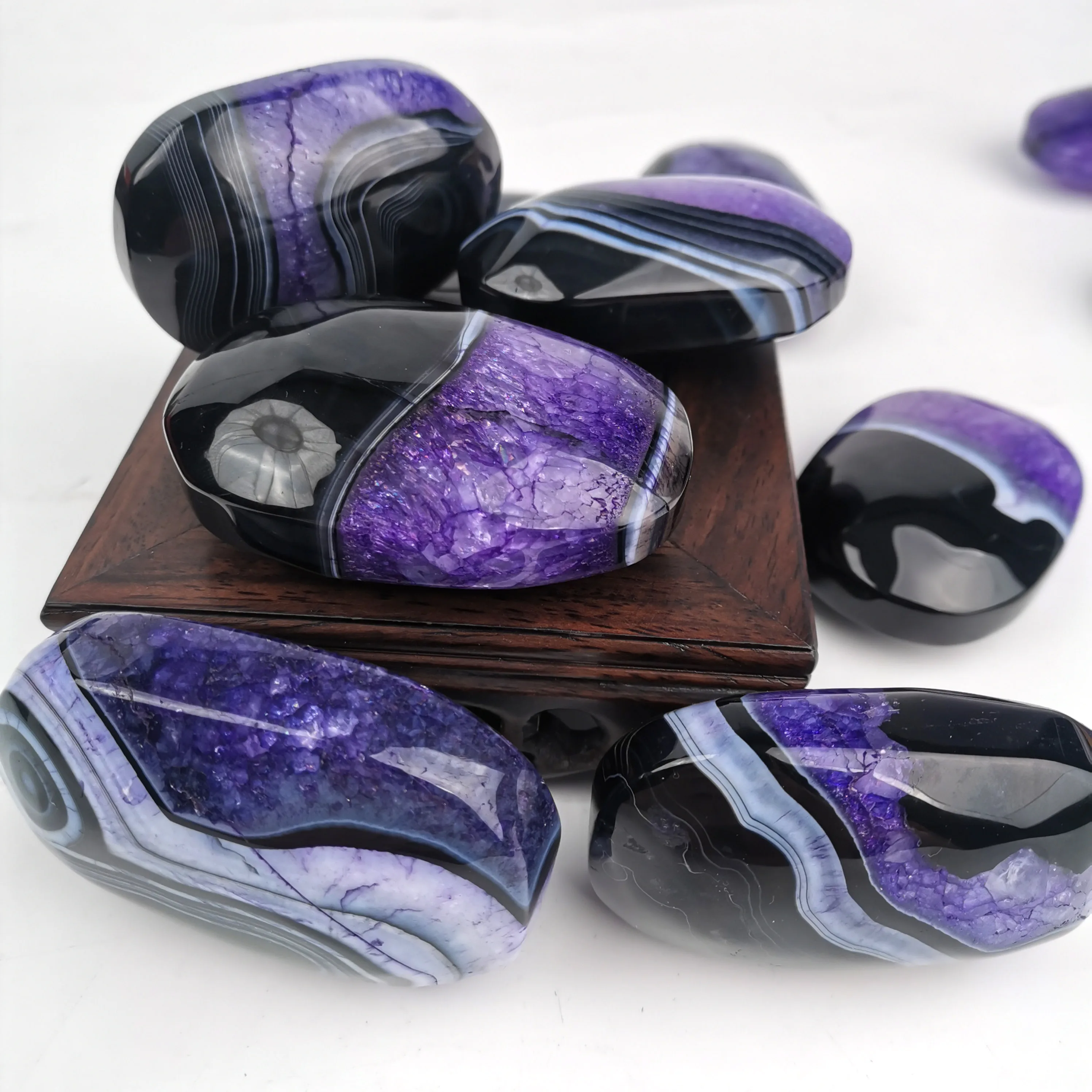 New Arrival Wholesales Gemstone Hand Carved Crystal Black And Purple Sardonyx Palm Stone For Meditation