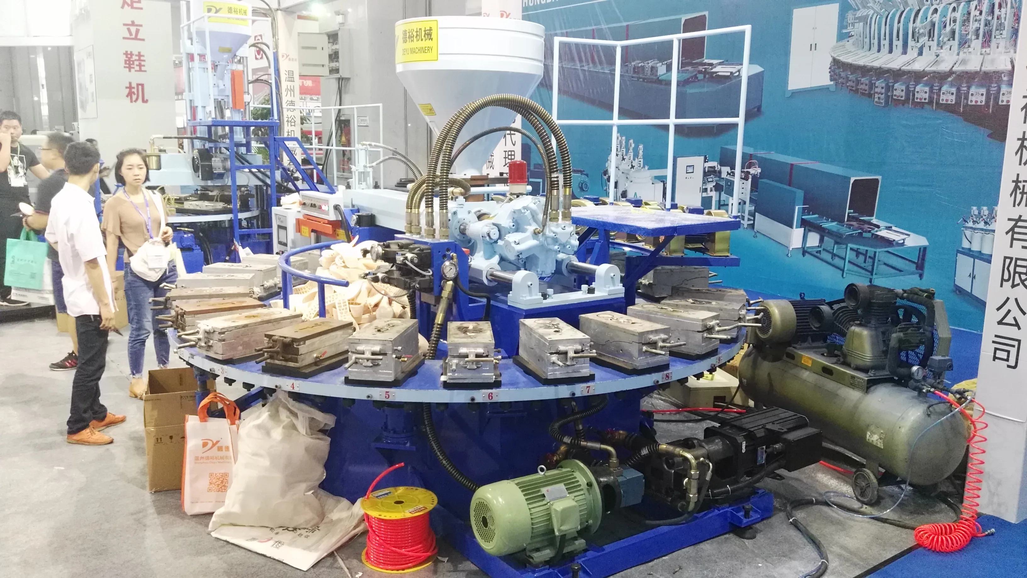 Monochrome plastic slippers and sole injection molding machine