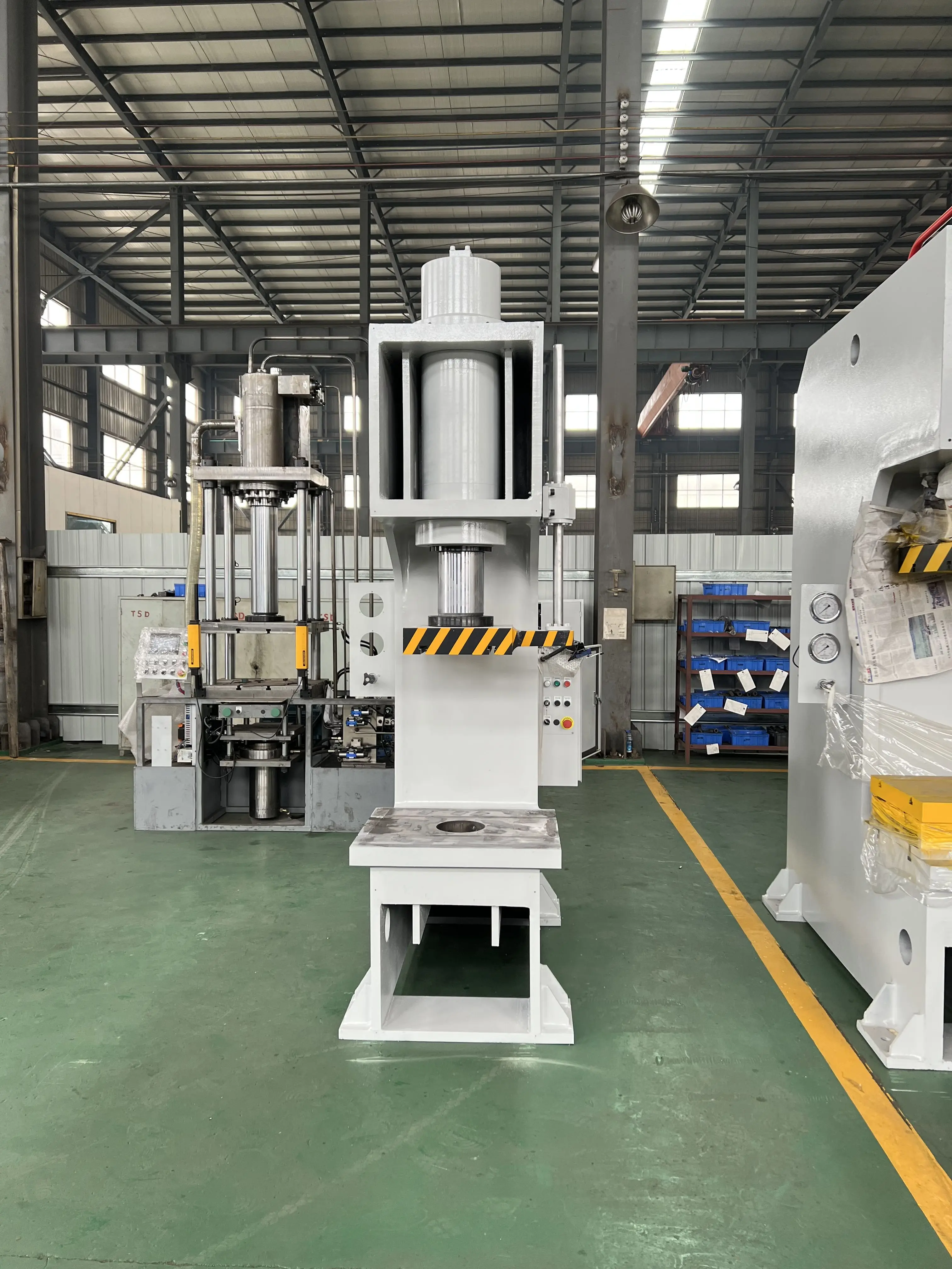 1000t hydraulic press fast four-column 1000t four-column hydraulic press bulletproof insert plate helmet hydraulic