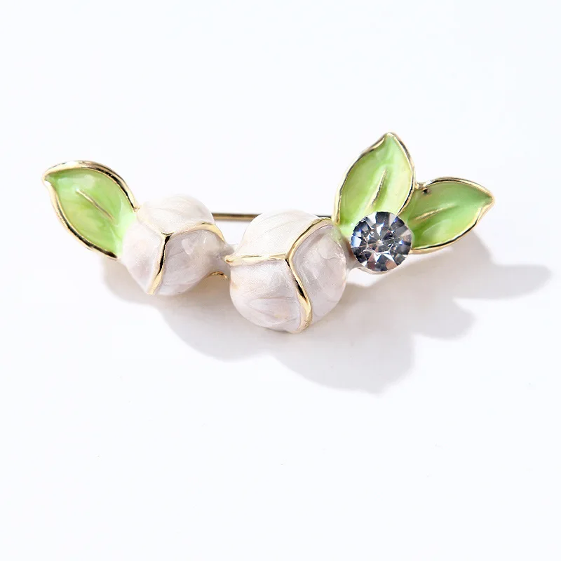 
Gentle and exquisite magnolia flower enamel drop oil green leaf corsage retro style diamond brooch wholesale in stock 