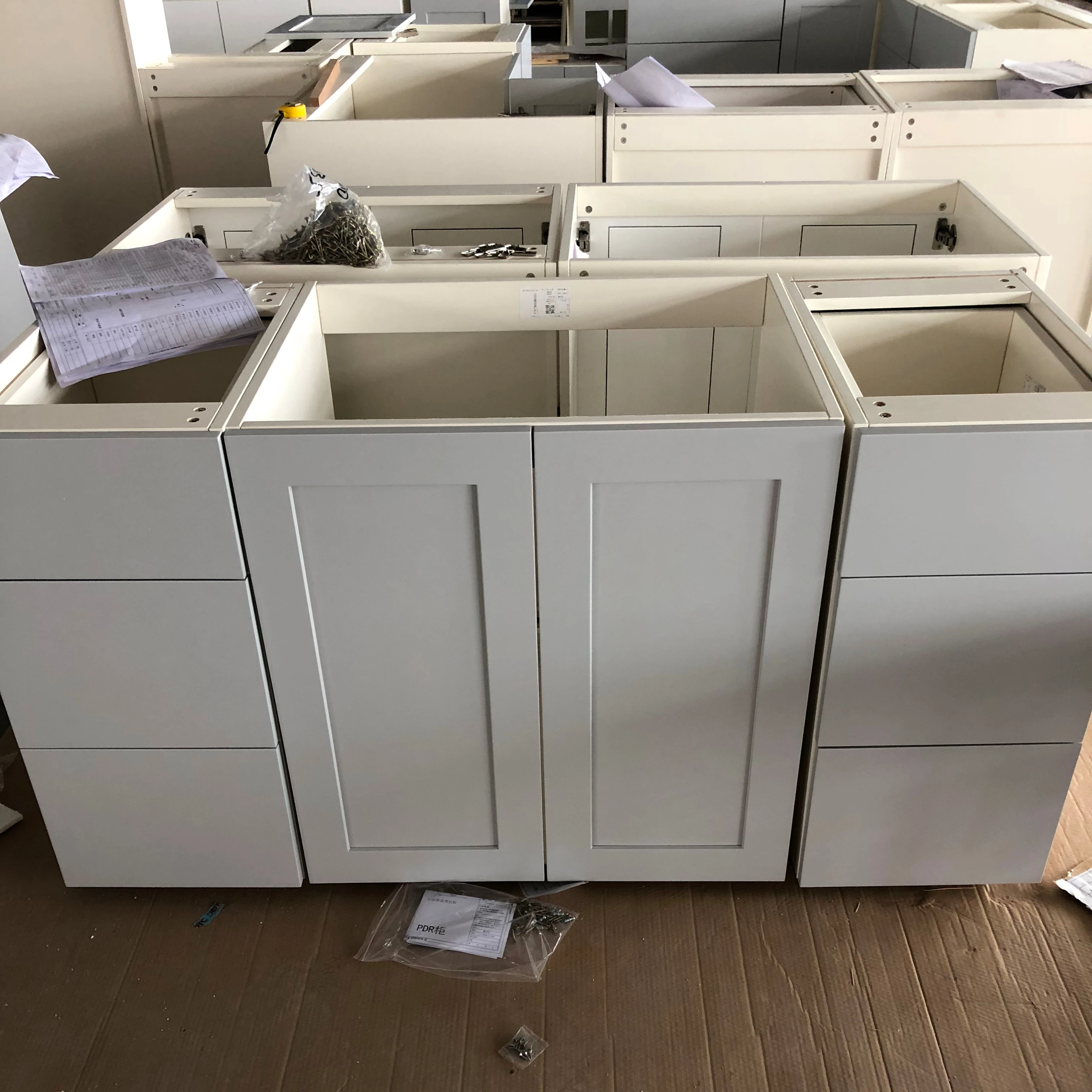 Modern Shaker Style Kitchen Furniture Customized Solid Wood Frame Cabinet Design