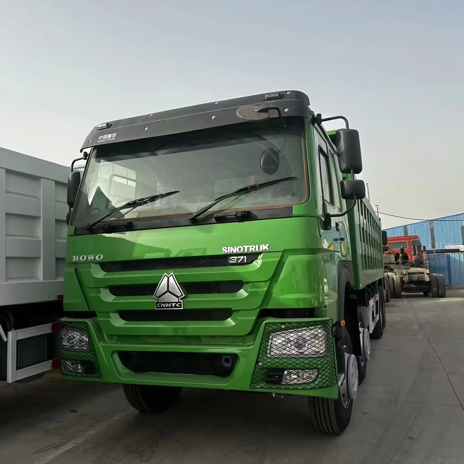 Sinotruk Howo 8x4 12 колесный самосвал с краном для продажи.