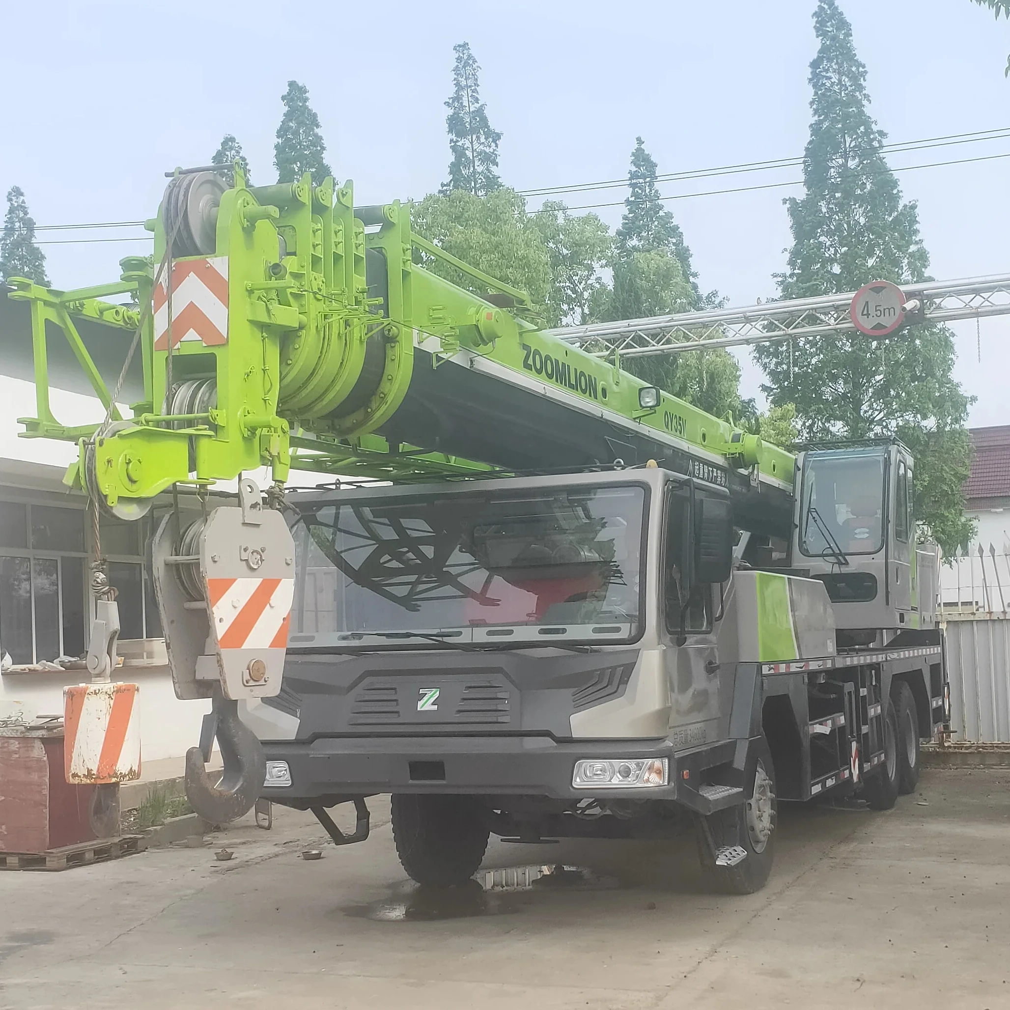 Excellent condition of the car, original factory used crane, Chinese brand 35 tons QY35V used car crane