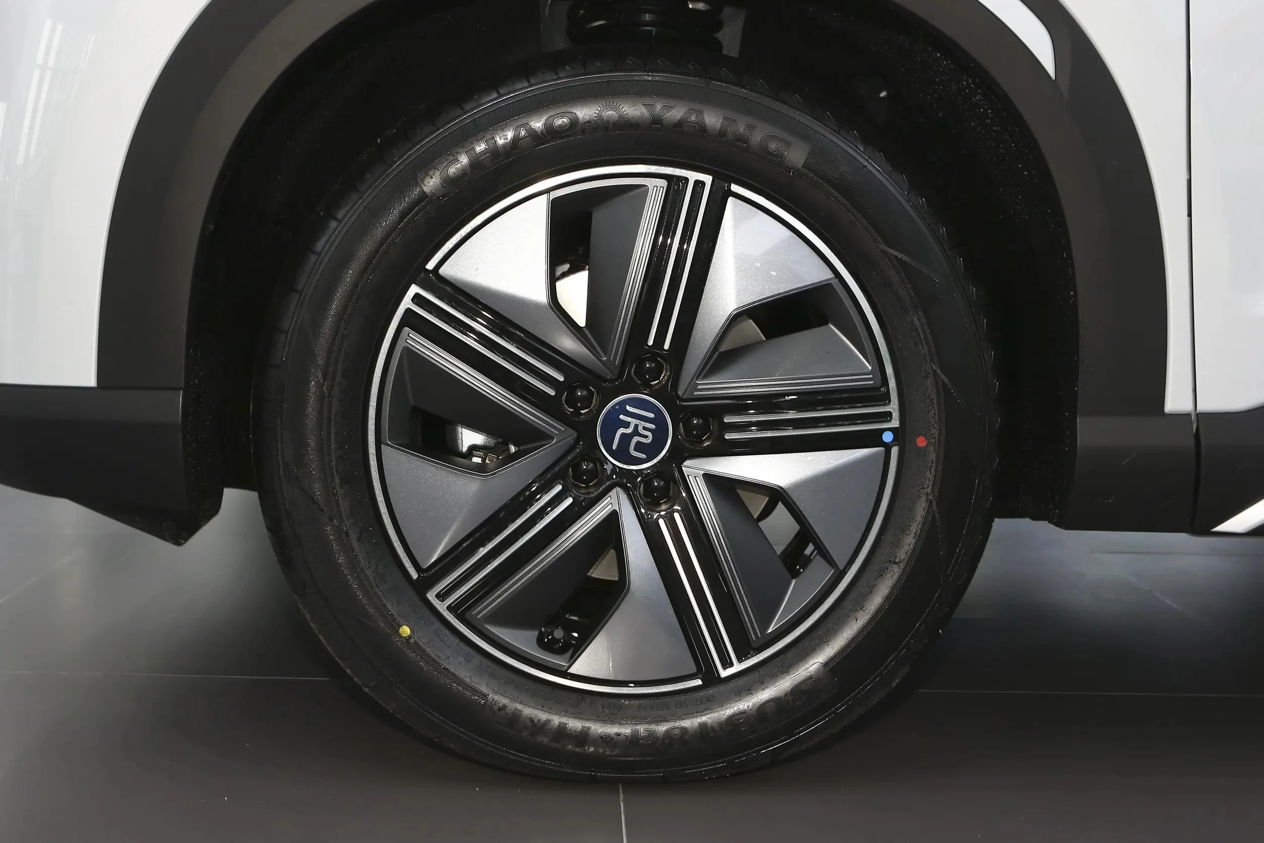 YK MOTORS 2024 электромобиля на 401 км выше низкой цены 2WD 130(177Ps)