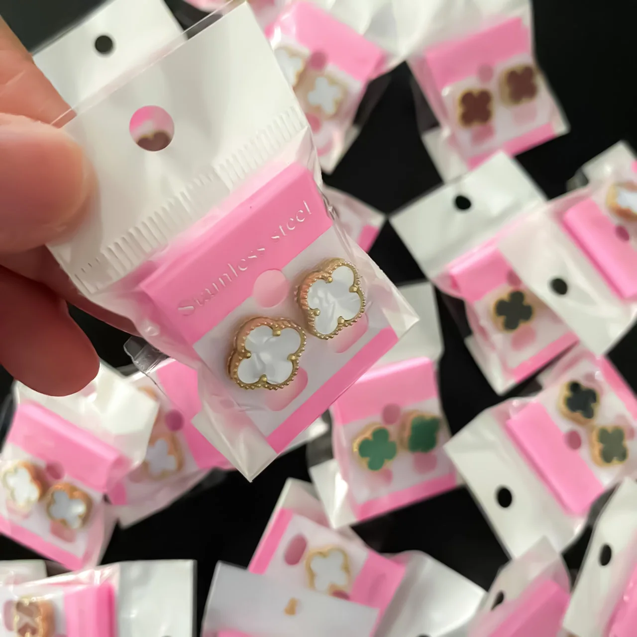 Оптовая продажа другие модные серьги-гвоздики 2024 женские золотые серьги с четырьмя листьями клевера