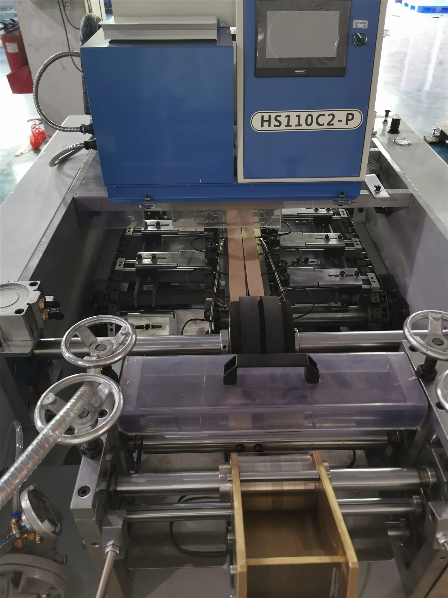 Машина для скрученных бумажных ручек пакетов