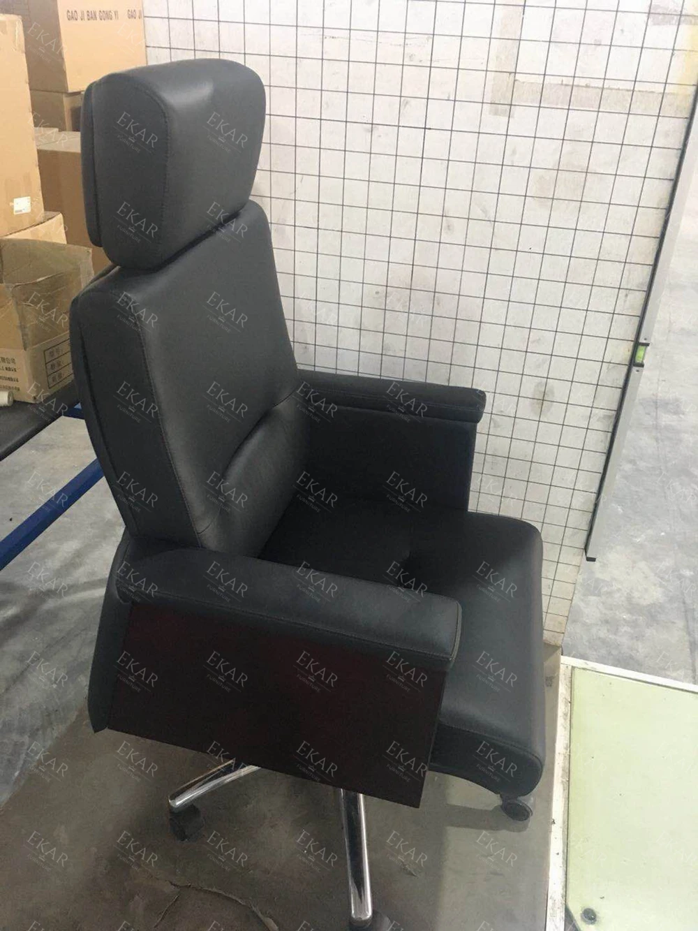 Executive Top-Grain Leather Office Chair with Padded Armrests