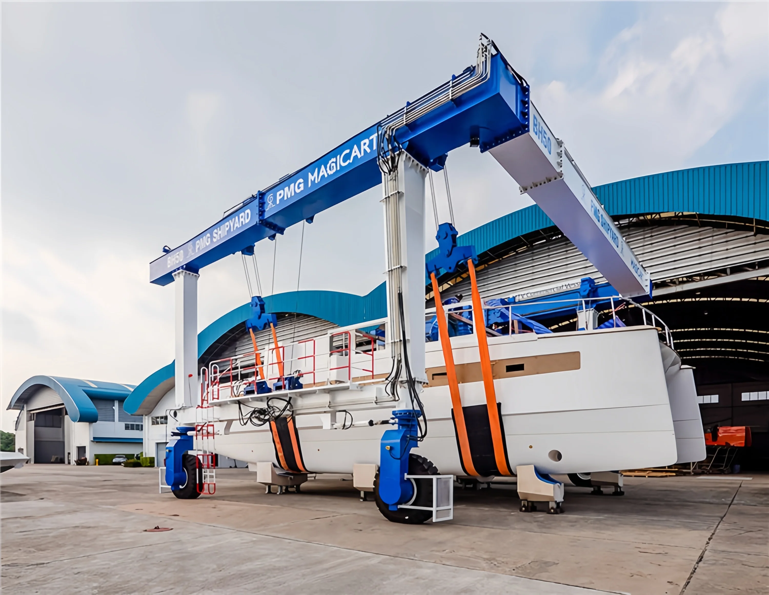 Customizable Mobile Boat Hoist Yacht Transporter Gantry Crane Various Sizes Can Be Customized with Engine as Core Component