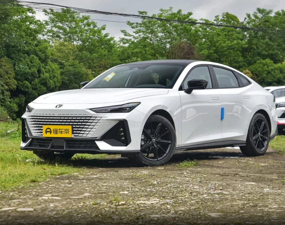 Changan Uni-v 2023 1.5t Changan Univ New Car Changan Uni V Auto Trade/Voiture