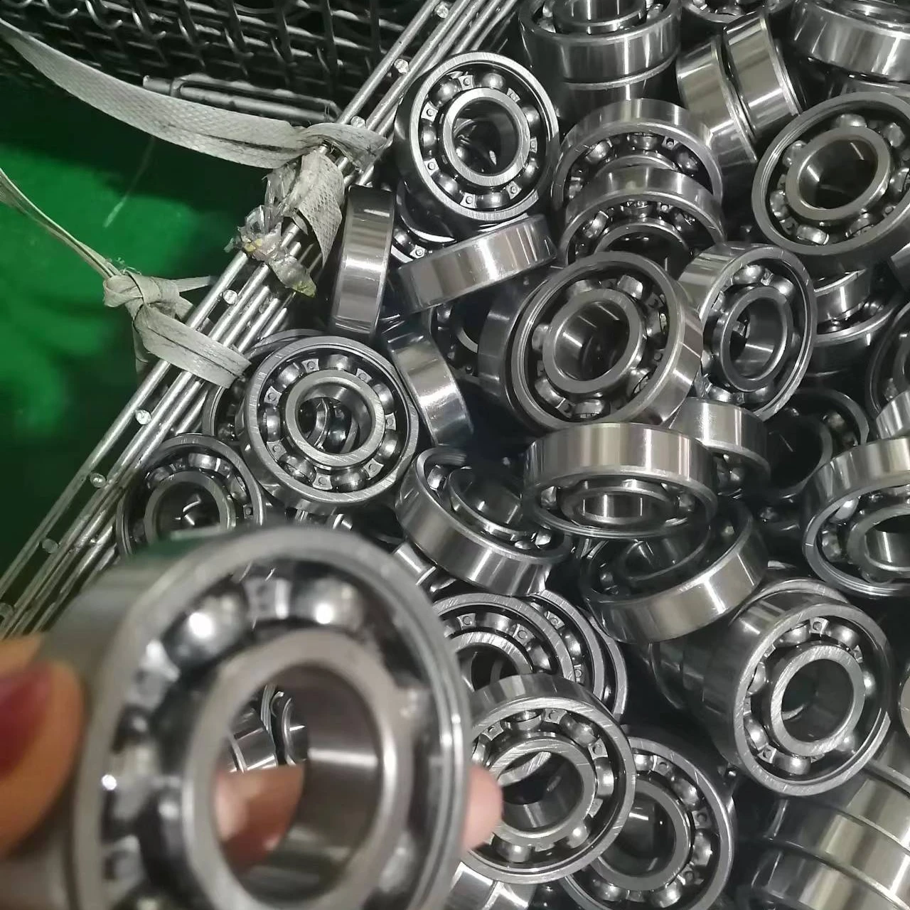 China Supplier High Quality Deep Groove Ball Bearing 6302 6000 6300 6203 6301 2RS Bearings