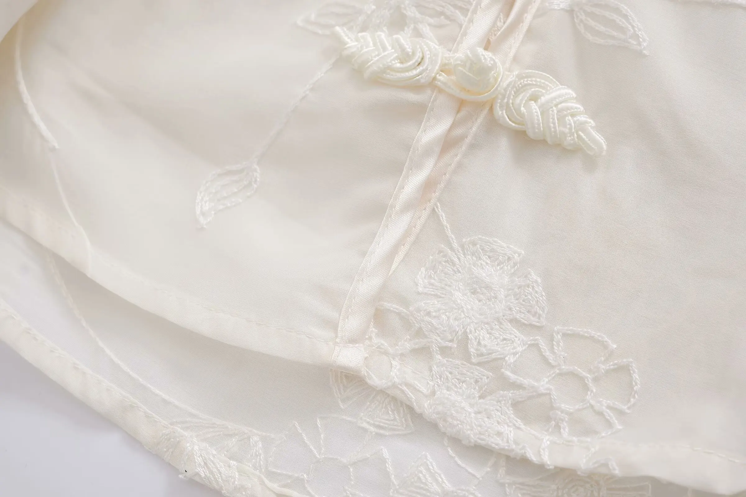 New Chinese Style Embroidered Plate Button White Blouse Exquisite High Collar Top Versatile Casual Crop Top for Summer
