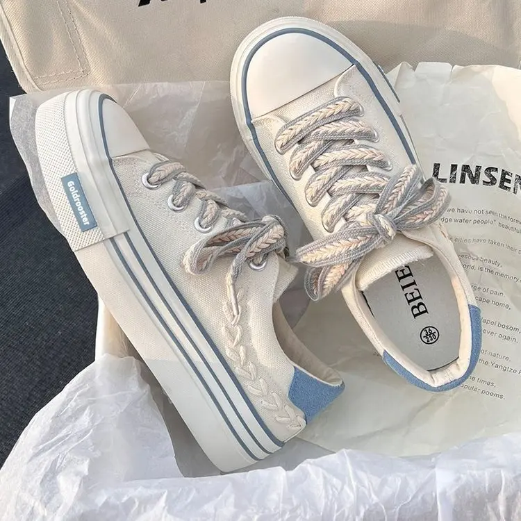 Кроссовки на шнурках