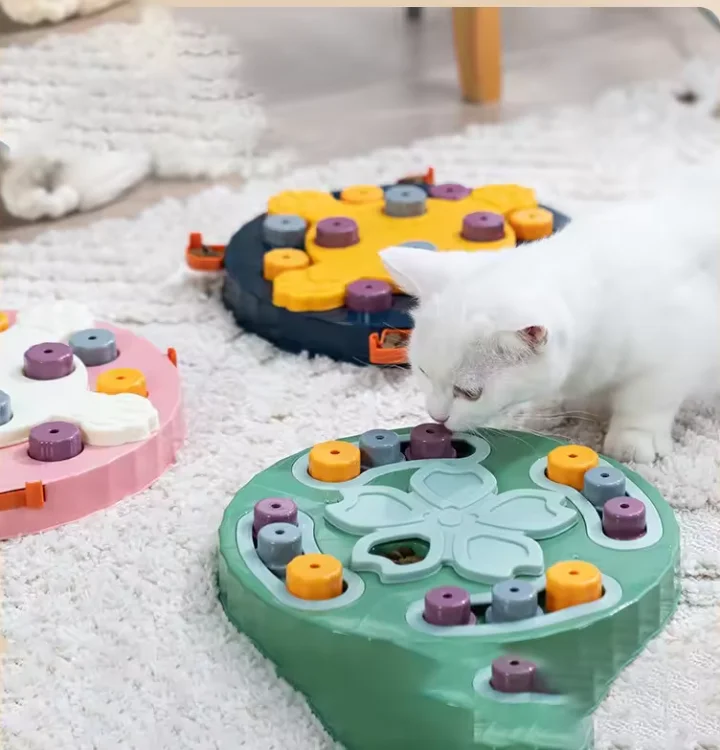 Многофункциональная игрушка для кормления кошек и собак