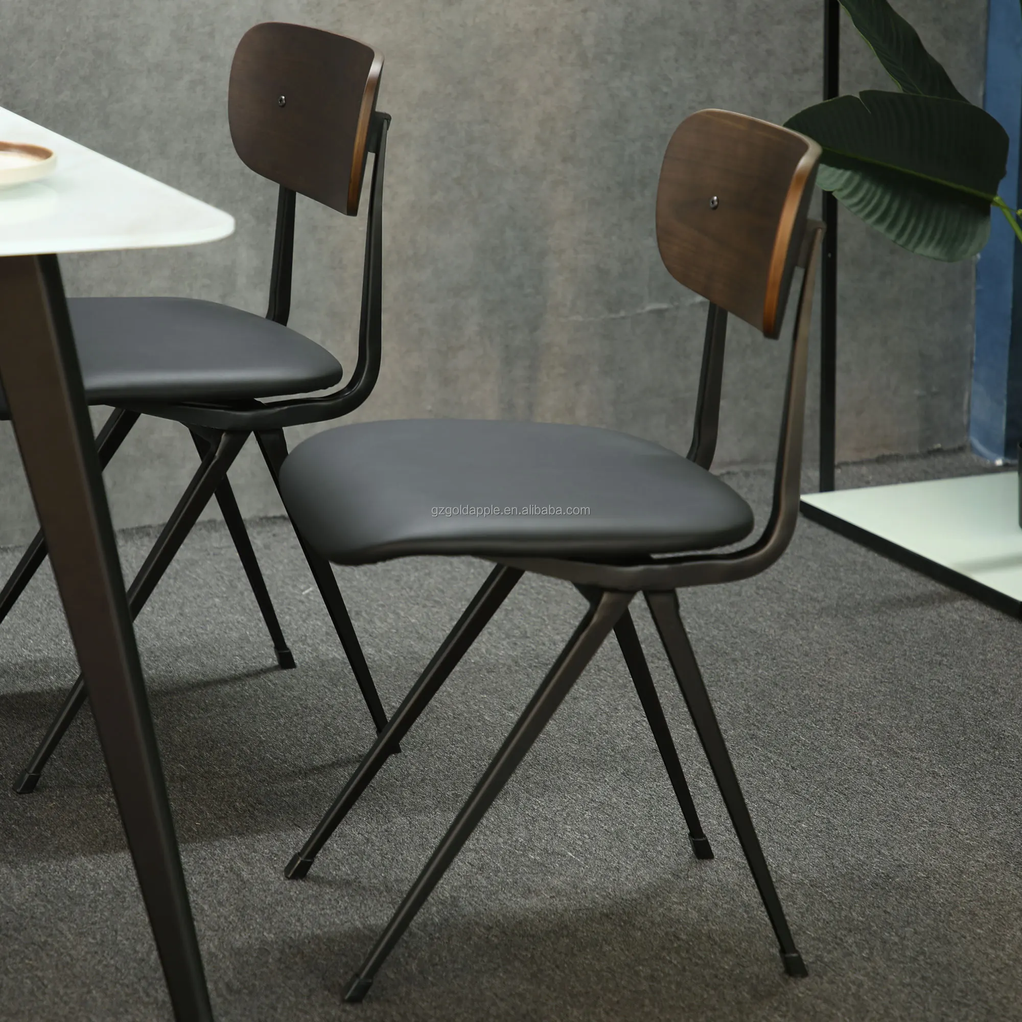 Contemporary Furniture and Home Furniture Bent Plywood Seat and Back Dining Chair Steel Restaurant Chair for Siting for Sale