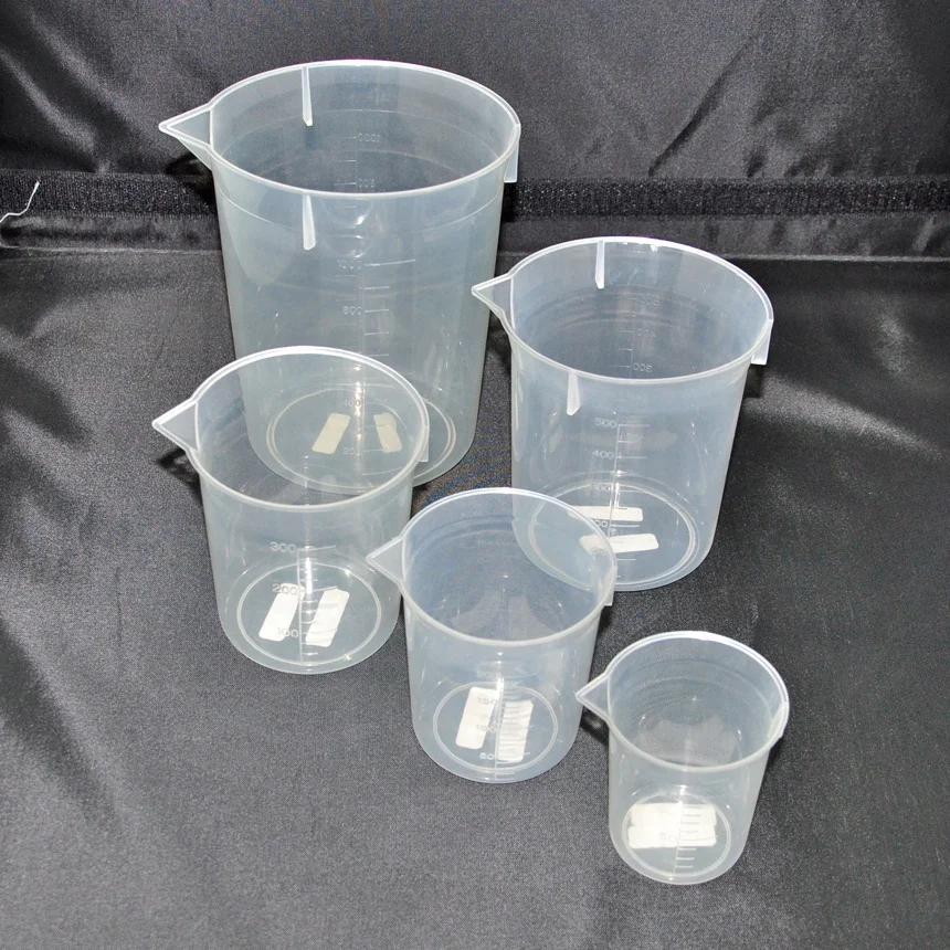 Набор пластиковых мерных стаканчиков 100 мл