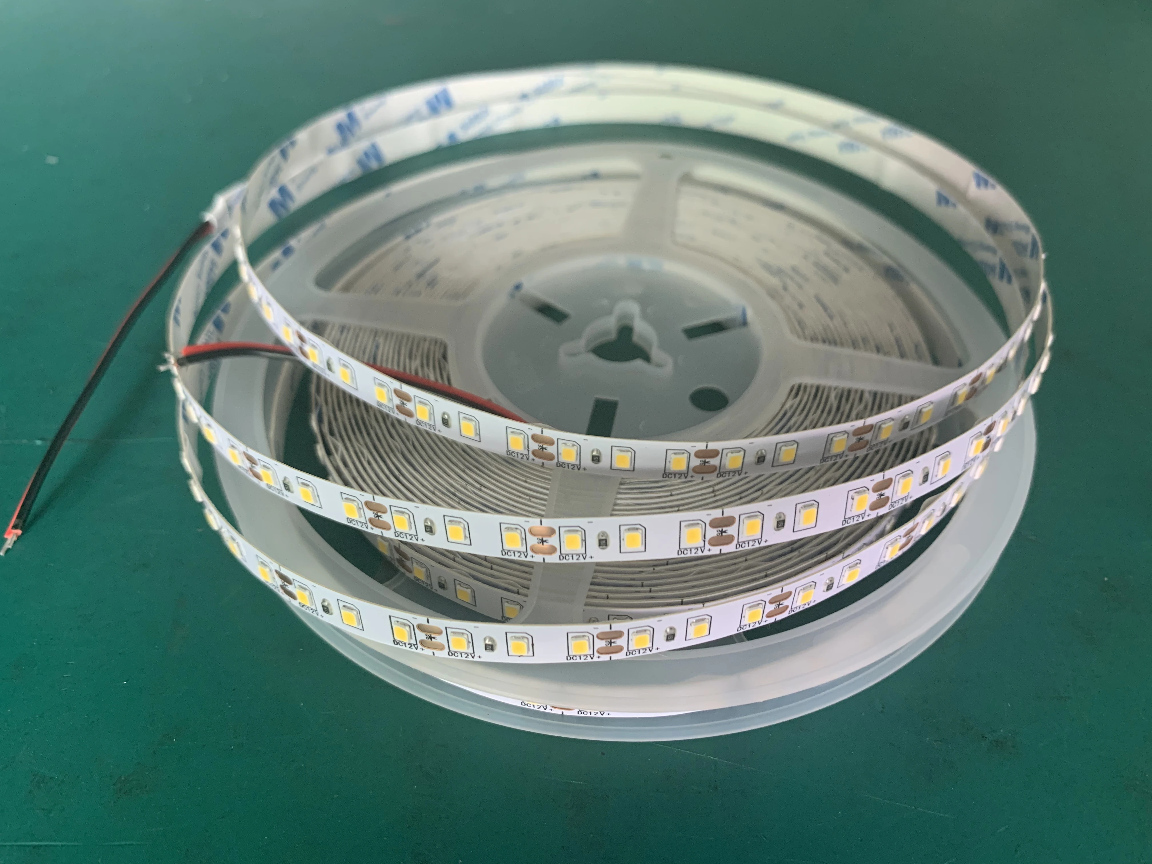 Более дешевая цена DC12V SMD 2835 600 СВЕТОДИОД 10 м Светодиодные полосы света для освещения украшения