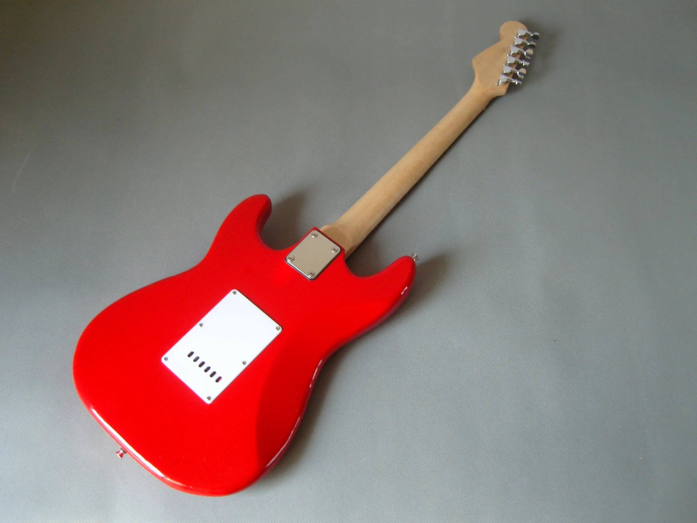 SSH Pickup ST Electric Guitar Basswood Body 22 Frets 6 String Rosewood Fingerboard Beginner Guitar