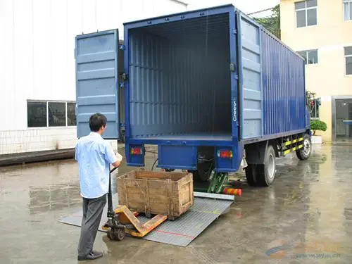 2 TON tail lift hydraulic tail lift installed on the rear of the truck