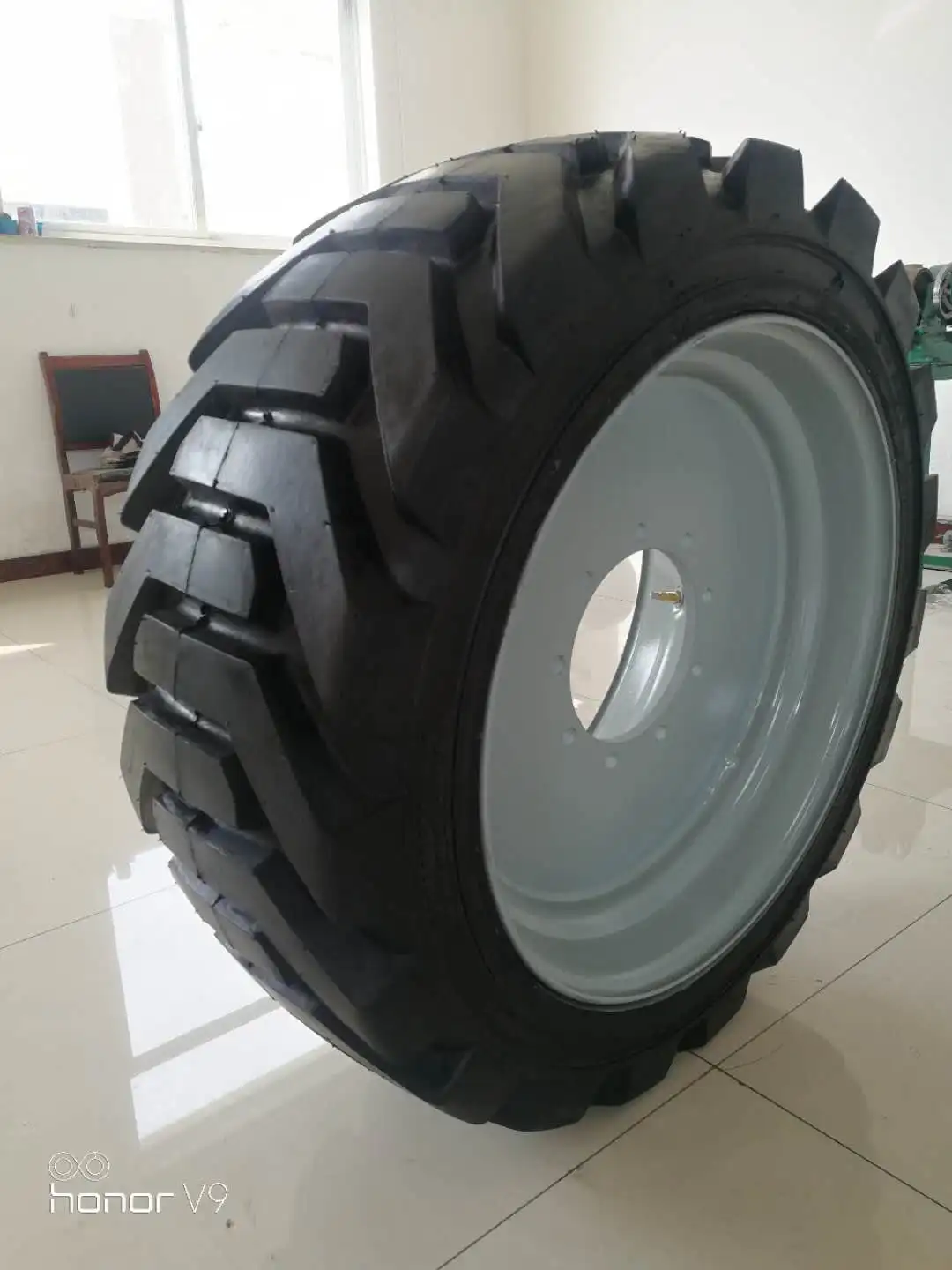 355 55D625 tyre with rim.jpg