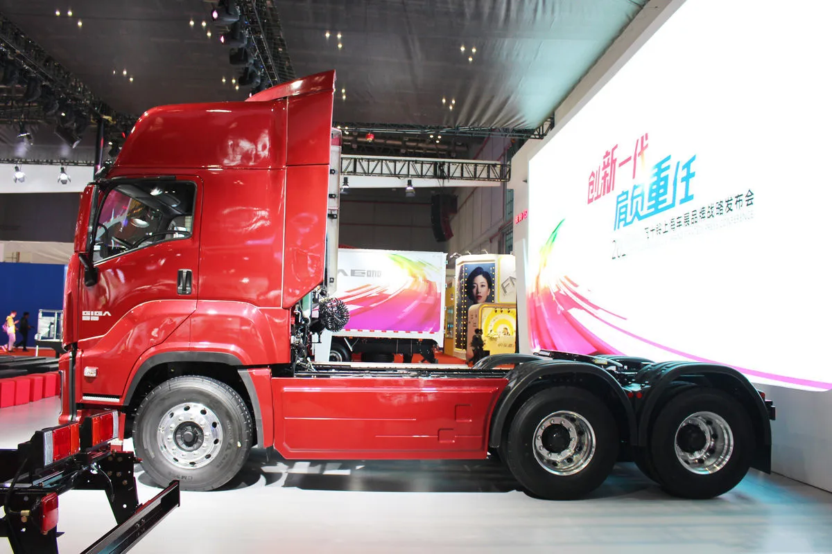 Головка тягача ISUZU GIGA 6X4 грузоподъемностью 50 тонн 460HP