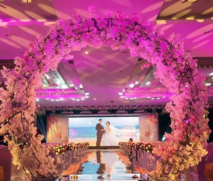 The new wedding props semi-circular arched door opened the shop to celebrate the wedding flower stand wedding flower door