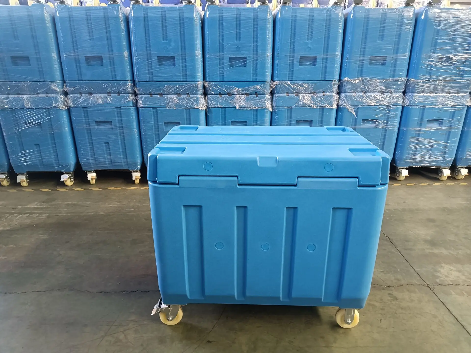 High capacity dry ice storage box for transport of dry ice pellets and blocks