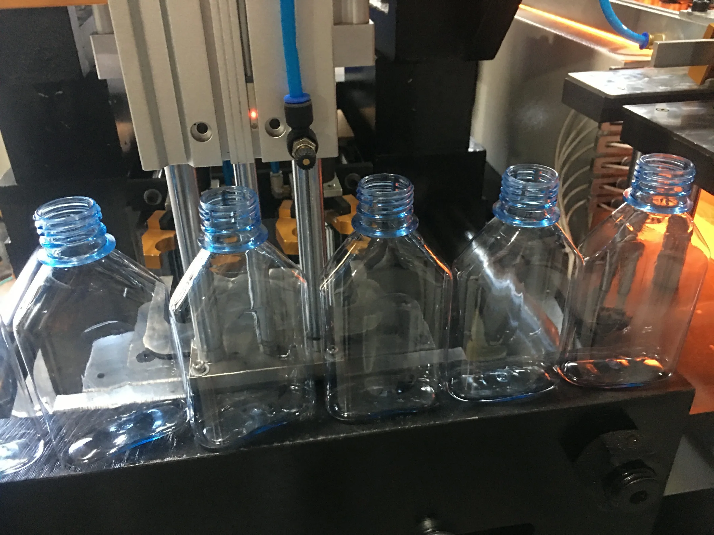 2000BPH 2cavity pet bottle blowing machine for plastic bottle