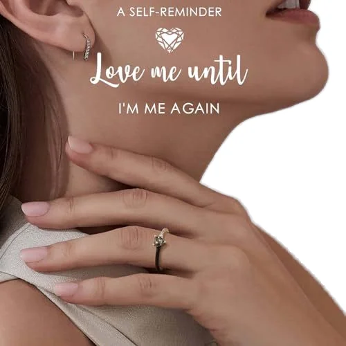 Simple, light luxury and elegant heart-cut heart ring. Diamond-encrusted personalized ring.