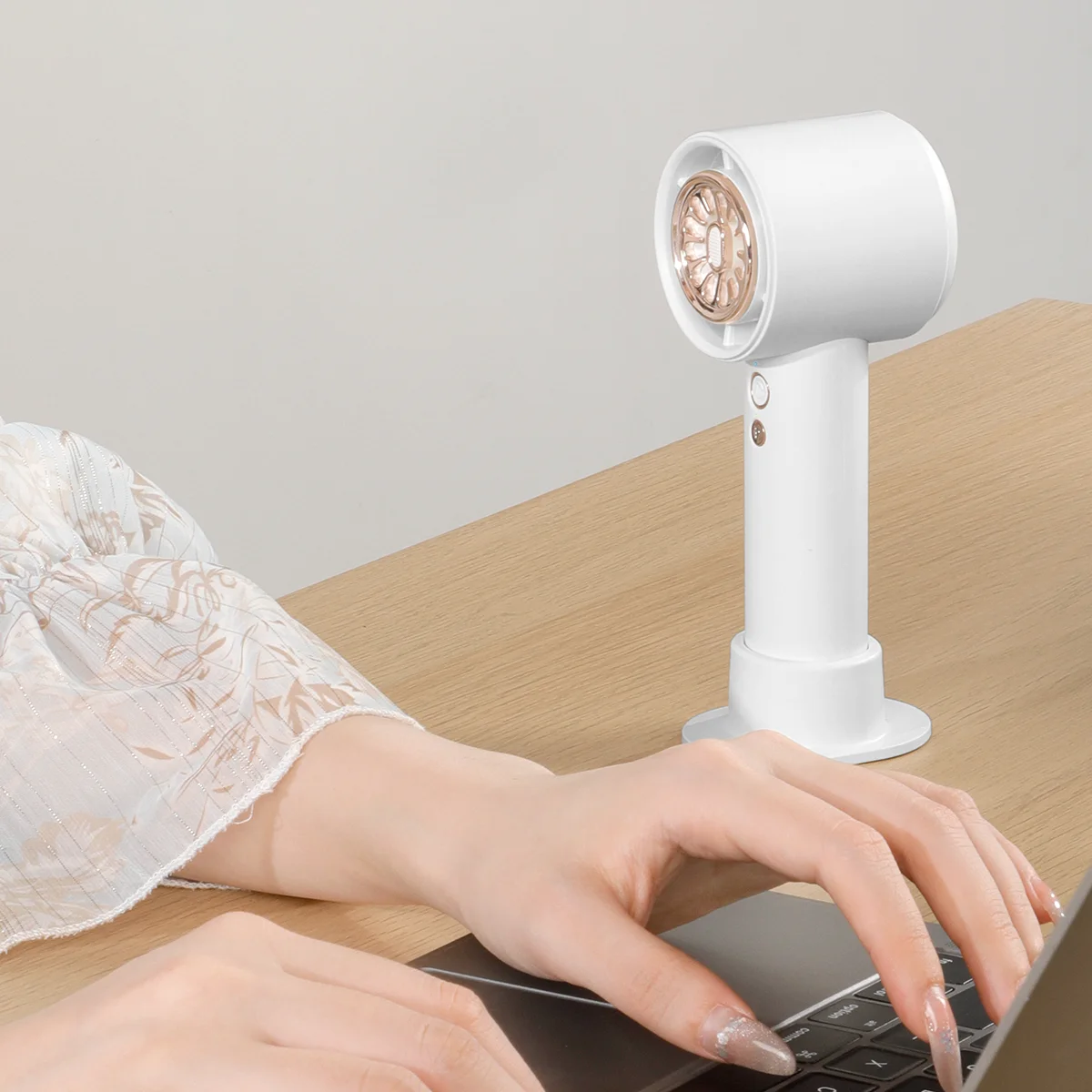 2024 Hot Selling High Speed Three Phase Motor Noise Reducing Handheld Small Fan with Long Battery Life