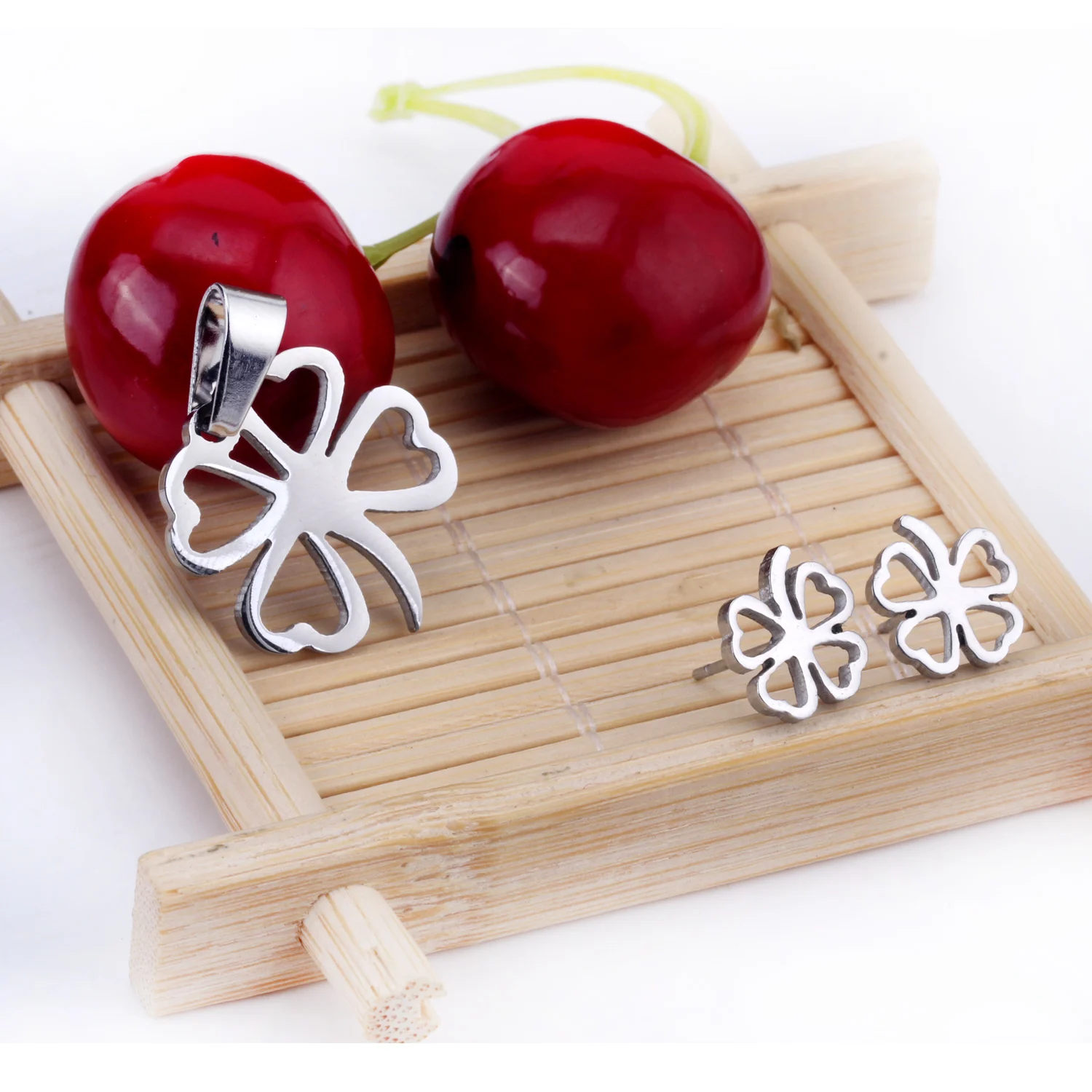 Wholesale Women Stainless Steel 18K Gold Plated Lucky Pendant Necklace Earring Set Jewelry Set Jewellery