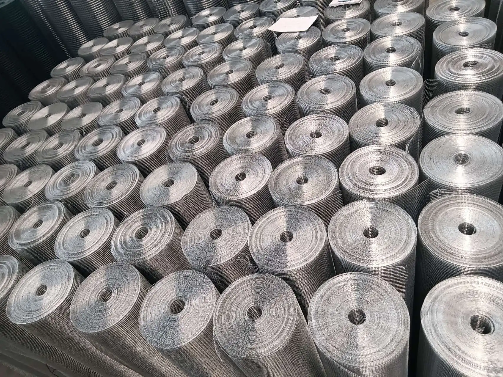 Aluminum Steel Electro galvanized welded iron wire mesh Chain Link Fence weight barbed wire