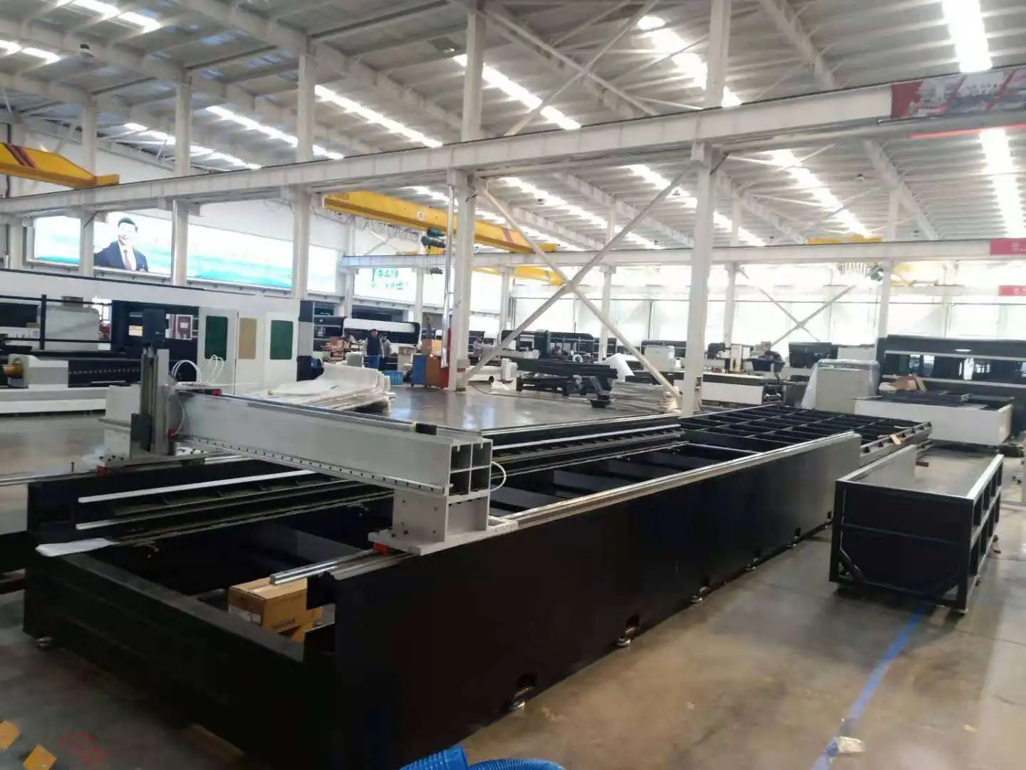 China Manufacture Direct Supply Gweike 6025 Stainless Steel Bevel 12KW Fiber Laser Cutting Machine For Metal