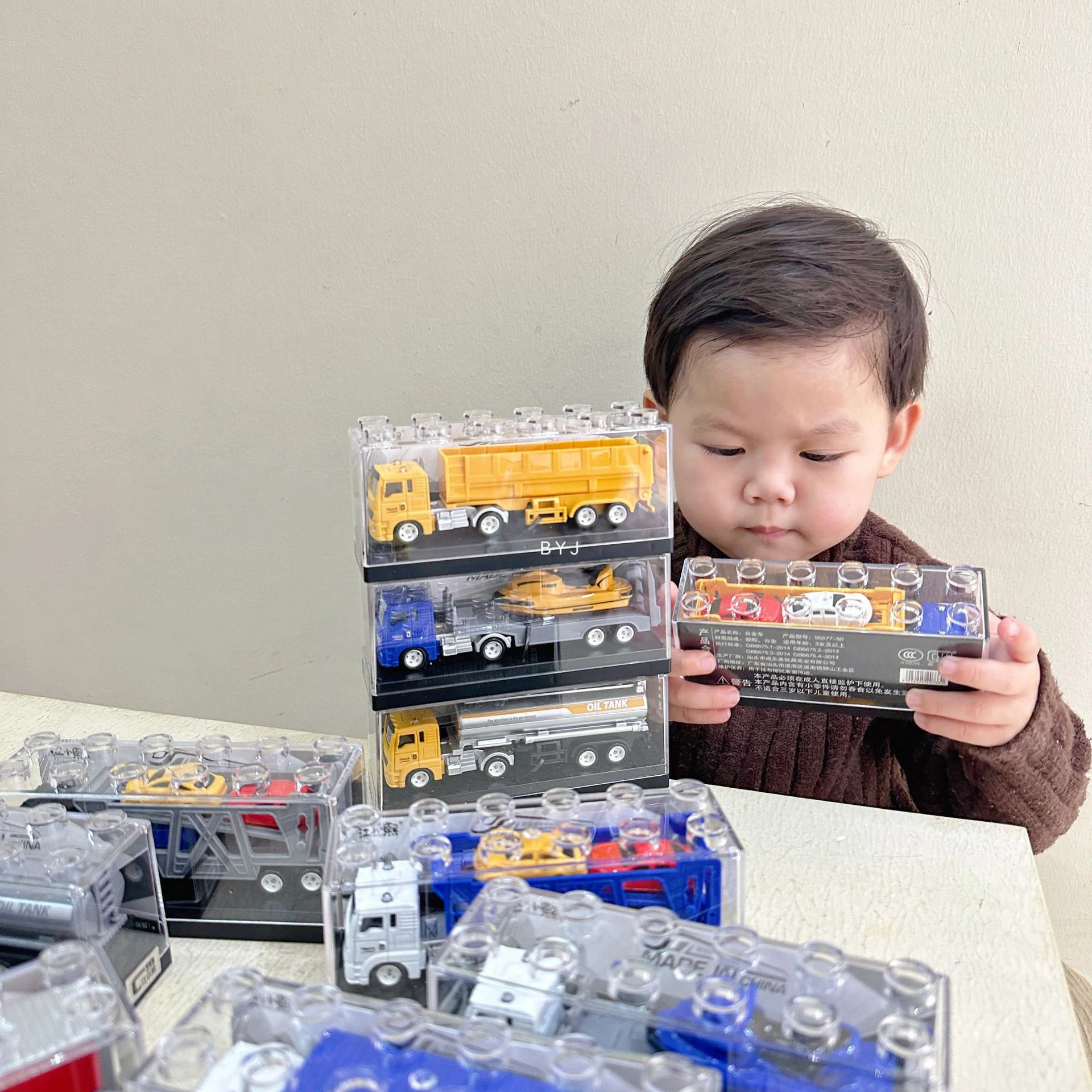 Customized logo 1:64 Transport Vehicle Model hot free wheels Plastic Truck Small Diecast toy Car with Transparent plastic box
