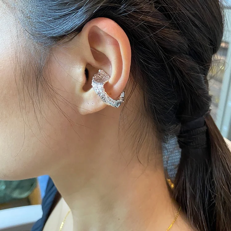 High Quality 18K Gold Plated Brass Jewelry Irregular pleated Ear Clip Curved Single Earrings E211279