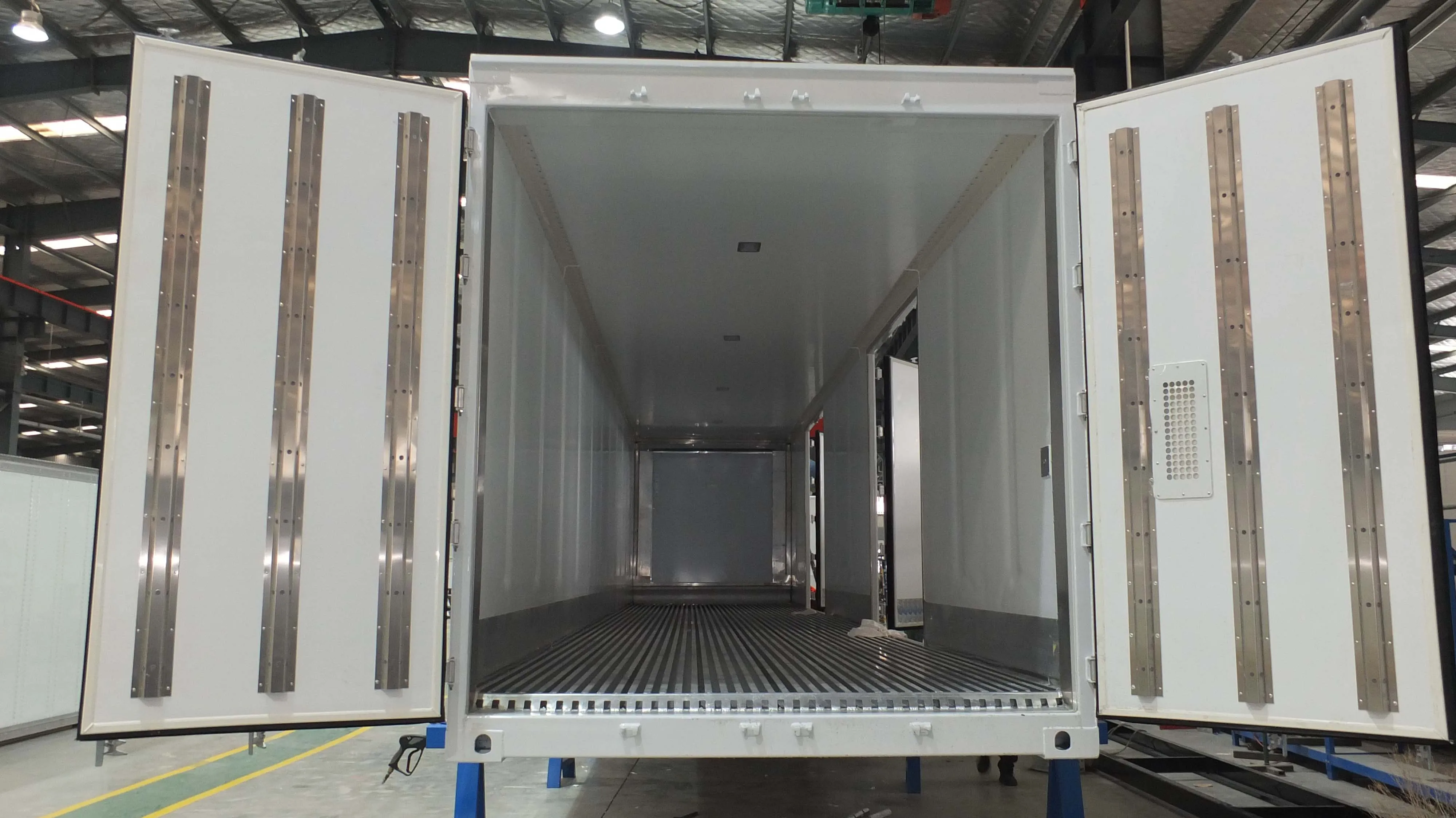 30 Ton Refrigerated Truck For Long-Distance Fruit & Vegetable Cold Chain Transport New Manual Diesel Vehicle