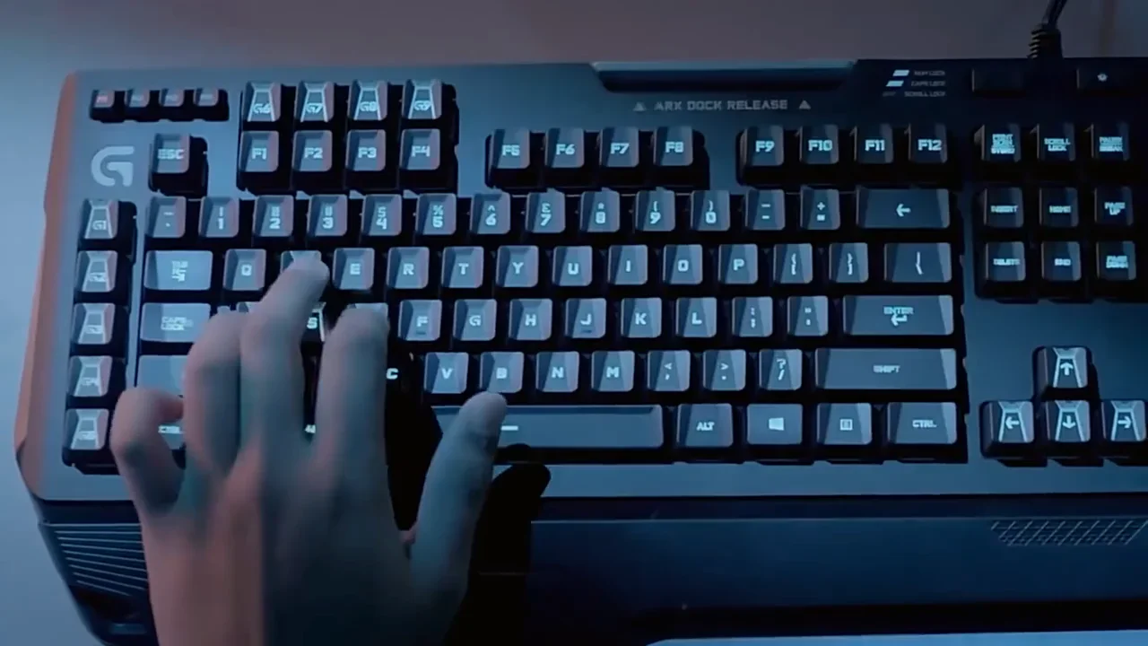 Logitech G910 Orion Spark RGB Mechanical Gaming Keyboard 9 programmable buttons Dedicated Media Control G10 gamer keyboard